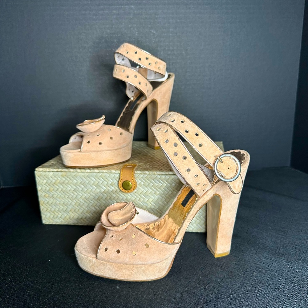 Marc Jacobs rose beige,‎ suede wrap strap sandal they were just quiet he…